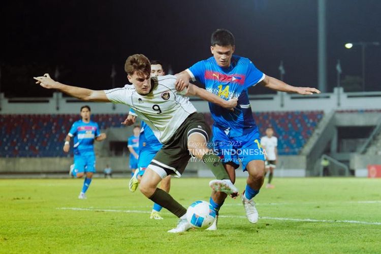 Pemain Timnas U22 Indonesia, Mauro Zijlstra, berduel memperebutkan bola saat Garuda Muda bersua Timnas U22 Filipina pada laga perdana di Grup C cabang olahraga sepak bola putra SEA Games 2025 Thailand, Senin (8/12/2025).