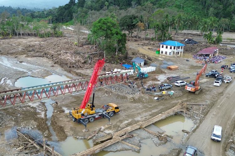Pembangunan jembatan Bailey dilakukan di daerah terdampak bencana banjir dan tanah longsor, Desa Garoga, Kecamatan Batang Toru, Kabupaten Tapanuli Selatan, Sumatera Utara pada Sabtu (27/12/2025). 