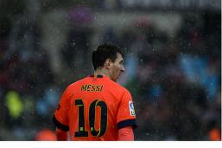 Penyerang Barcelona, Lionel Messi, ketika membela timnya melawan Getafe pada lanjutan Primera Division di Stadion Alfonso Perez di Getafe, Sabtu (13/12/2014).