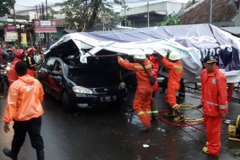 Mobil Ringsek Tertimpa Papan Reklame, Bisakah Klaim Asuransi?