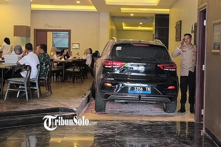 MOBIL TABRAK HOTEL - Mobil listrik merk MG tipe ZS EV yang menabrak masuk Tjokro Hotel, di Jalan Pemuda, Kecamatan Klaten Tengah, Klaten, Rabu (22/10/2025). Mobil itu menabrak pintu kaca hotel yang kemudian berujung menabrak pot di lobby hotel. Asap pun memenuhi lokasi saat insiden tersebut.