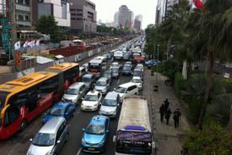 Jalan MH Thamrin terpantau macet pada Senin (22/12/2014) siang. 