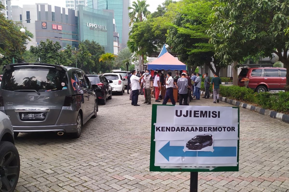Layanan uji emisi bagi kendaraan roda empat digelar di Kantor Walikota Jakarta Barat, pada Rabu (3/11/2021).  Layanan ini diberikan secara cuma-cuma alias gratis. 