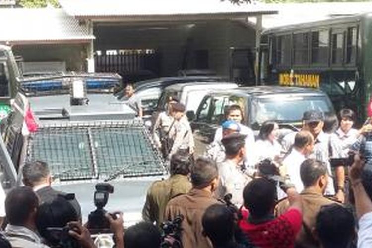 Berkas perkara kasus pembunuhan Engeline dengan tersangka Margriet Christina Megawe dan Agus Tay Hamda May diserahkan ke Kejaksan Negeri (Kejari) Denpasar, Senin (7/9/2015).