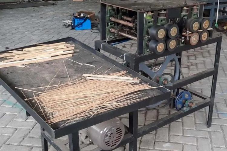 Alat serut bambu untuk produksi jeruji sangkar burung hasil inovasi tim Universitas Sebelas Maret (UNS) Surakarta.