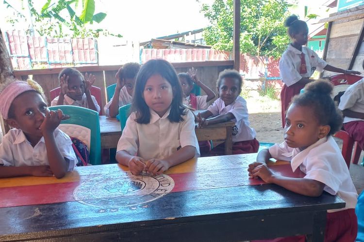 Suasana di ruangan kelas Sekolah Dasar SD di Kampung Rao-rao Sowi Gunung (dokumentasi Theresia Ngutra)
