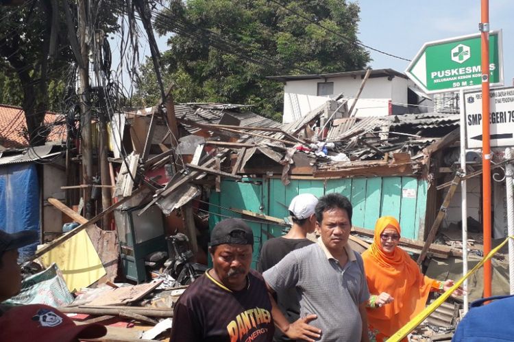 Kondisi bangunan yang rusak terimpa crane proyek turap Kali Sentiong di Kemayoran, Kamis (6/12/2018).