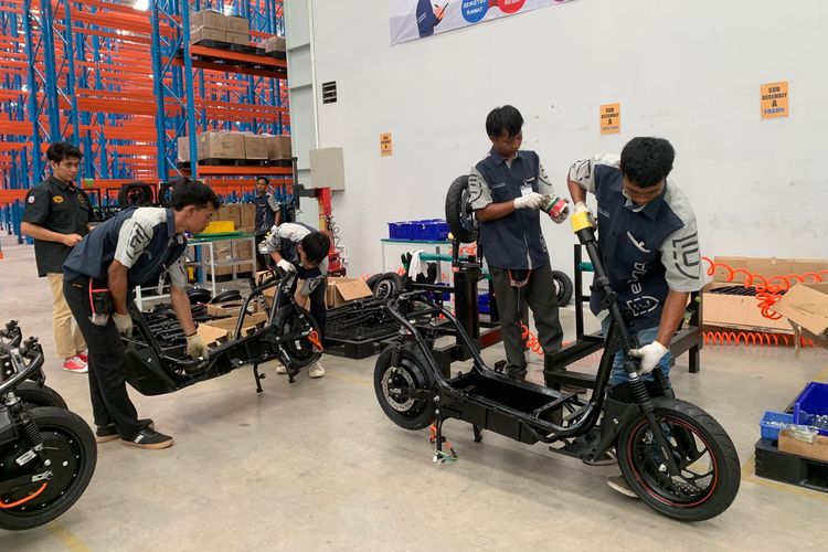 Proses produksi Motor listrik eMOA E1 dan E2 di Indonesia