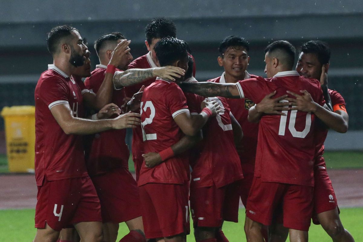 Pemain timnas Indonesia melakukan selebrasi setelah membobol gawang pemain timnas Burundi saat pertandingan FIFA Matchday di Stadion Patriot Candrabhaga, Bekasi, Sabtu (25/3/2023). Indonesia menang 3-1 atas Burundi