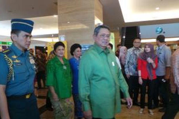 Presiden Susilo Bambang Yudhoyono dan Ibu Negara Ani Yudhoyono di RS Pusat Otak Nasional, Jakarta, Senin (14/7/2014).