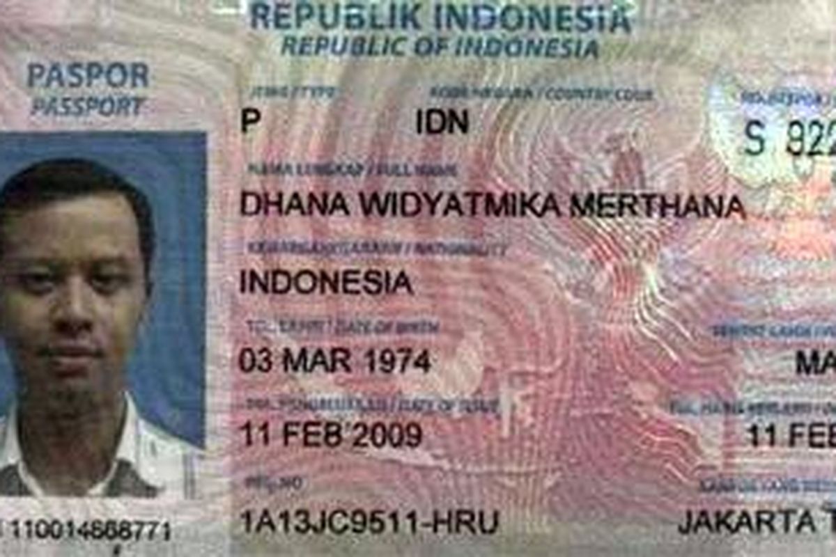 Paspor milik Dhana Widyatmika.