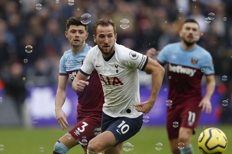 Harry Kane mencoba melewati dua penjagaan pemain lawan pada pertandingan West Ham vs Tottenham dalam lanjutan Liga Inggris di Stadion London, 23 November 2019. 