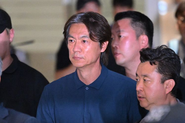 [HOAKS] Media Korsel Buramkan Wajah Hong Myung-bo Saat Konferensi Pers