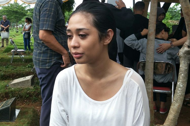 Karen Pooroe usai pemakaman anaknya, Zefania, di TPU Tanah Kusir, Bintaro, Jakarta Selatan, Minggu (9/2/2020)