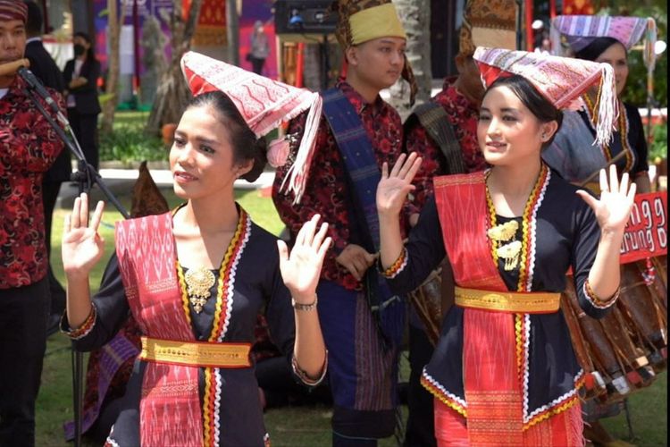 Penampilan tari tradisional dalam Spouse Program KTT G20 di Bali, Selasa (15/11/2022). 