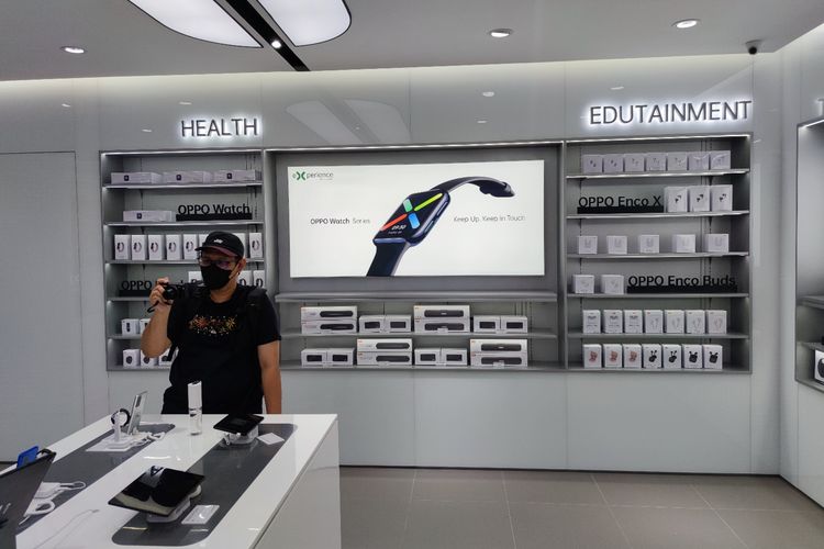 Area pojok Health dan Edutainment di Oppo Experience Store menyediakan aneka ragam produk dari ekosistem Internet of Things (IoT).