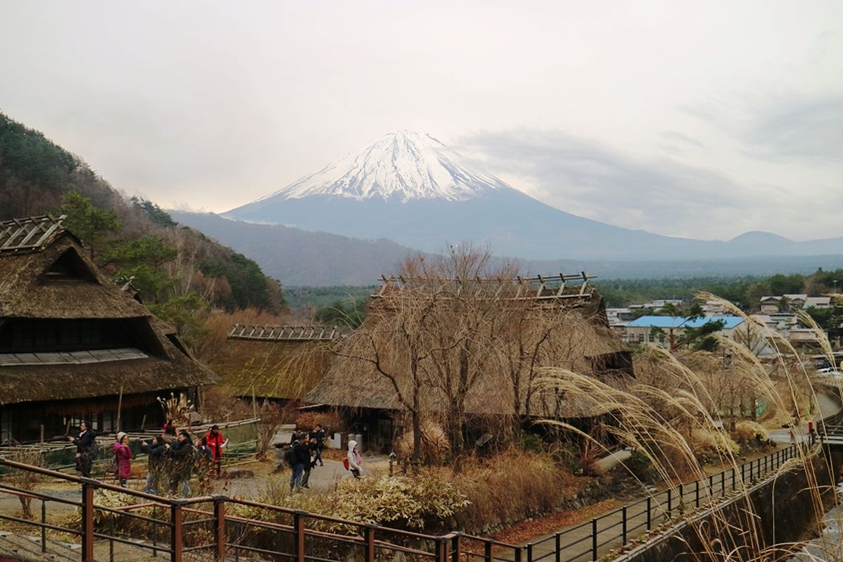 Pemandangan Gunung Fuji dari Iyashi no Sato Nenba di Yamanashi, Jepang, Sabtu (7/12/2019).