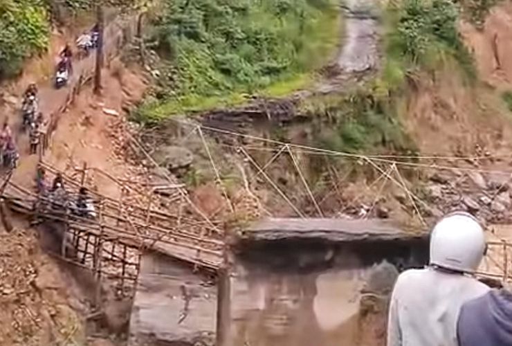 Menanti Janji Pemerintah, Warga 14 Kampung di Bener Meriah Bertaruh Nyawa Seberangi Jembatan Lapuk