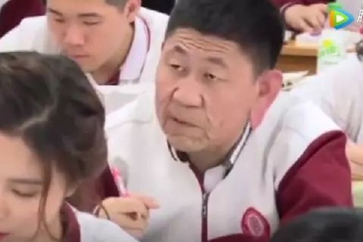 Xiao Cui ketika mendengarkan penjelasan guru dalam sebuah kegiatan belajar mengajar di sekolahnya.