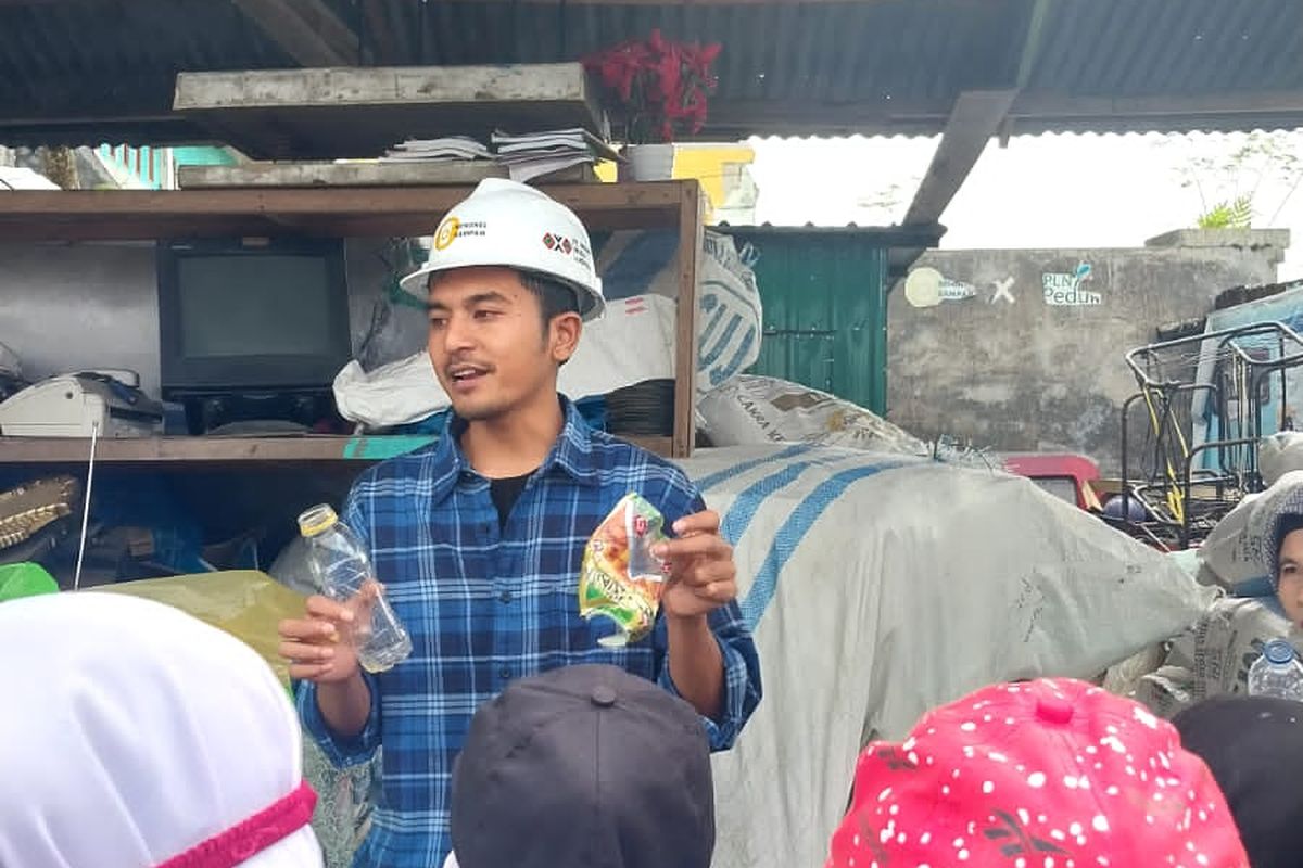 Nazamuddin saat sedang mengedukasi masyarakat, tentang pengelolaan sampah di Bengkel Sampah nya di Tapsel