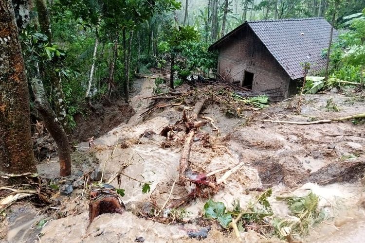 Dampak banjir bandang di Dusun Kenalan III, Desa Kenalan, Kecamatan Borobudur, Kabupaten Magelang, Jawa Tengah, Selasa (11/10/2022) sore.