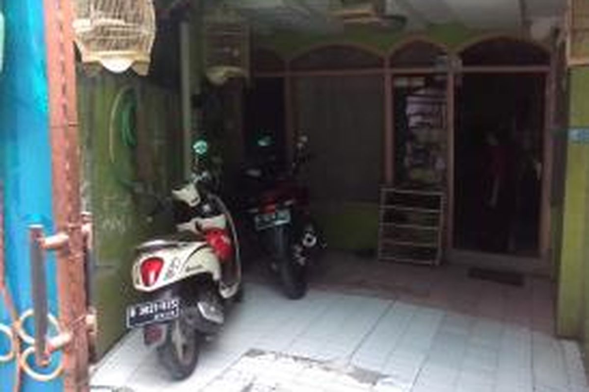 Halaman rumah Ana yang digunakan sebagai lahan parkir bagi pengendara motor.