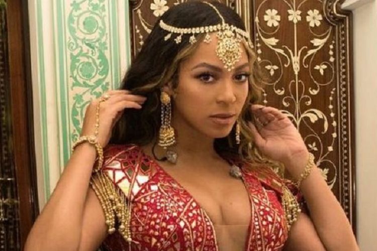Foto ini diambil dari akun Instagram milik Beyonce yang memperlihatkan dia mengenakan pakaian yang digunakan saat tampil di pesta pernikahan Isha Ambani dan Anand Piramal.