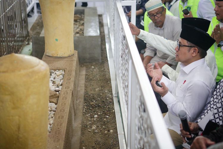 Cawapres nomor urut 1 Muhaimin Iskandar berkunjung ke makam Syekh Abdurrauf Al Singkili di Kota Banda Aceh, Selasa (5/12/2023). 