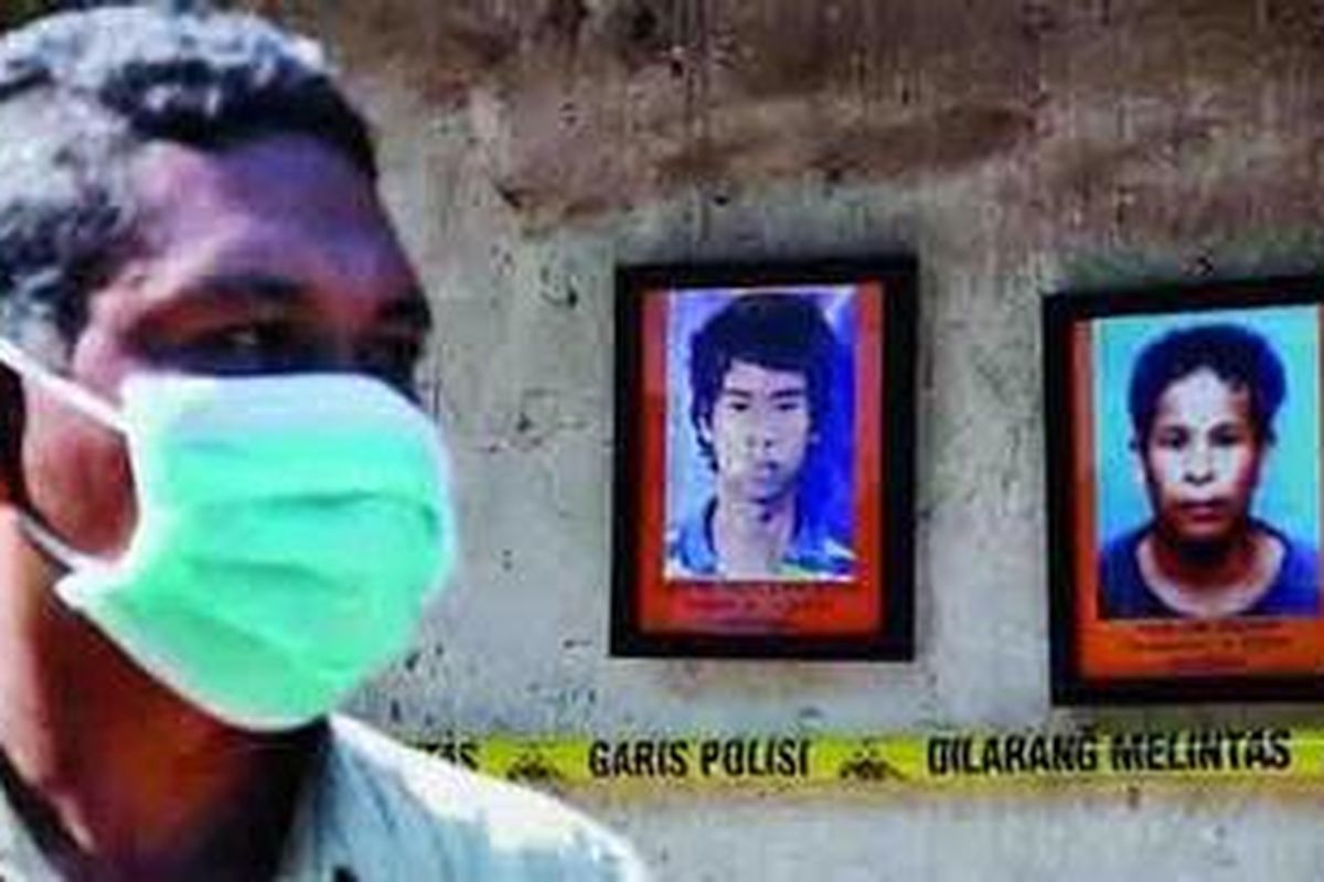 Seorang laki-laki berada di dekat foto Abdul Kader Jaelani dan Herman yang dipajang di lokasi otopsi di pemakaman keluarga Dusun Pancor Kopong, Desa Pringgasela Selatan, Lombok Timur, Nusa Tenggara Barat, Kamis (26/4). Abdul Kader Jaelani, Herman, dan Mad Noon adalah tenaga kerja Indonesia (TKI) yang tewas ditembak polisi Malaysia. Jenazah ketiga TKI tersebut diotopsi karena adanya dugaan praktik jual-beli organ tubuh.