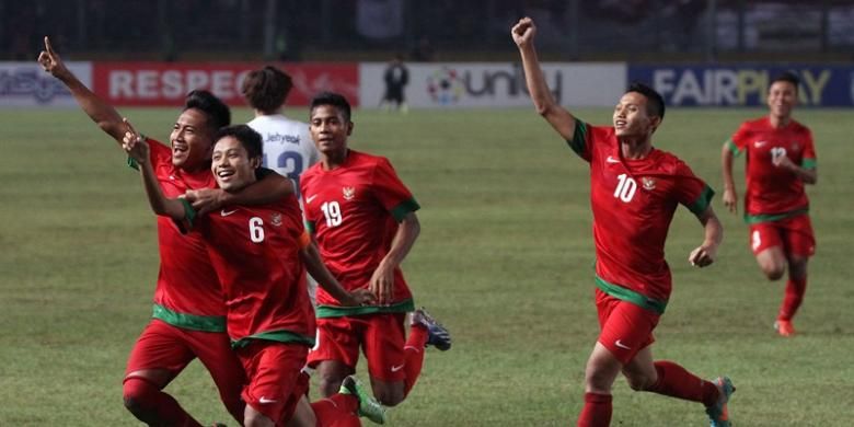 Pemain Indonesia berselebrasi setelah membobol gawang Korea Selatan pada pertandingan kualifikasi Piala Asia U-19 di Stadion Utama Gelora Bung Karno, Jakarta, Sabtu(12/10/2013). Indonesia lolos ke putaran final Piala Asia U-19 yang akan berlangsung di Myanmar tahun depan, setelah menang dengan skor 3-2.