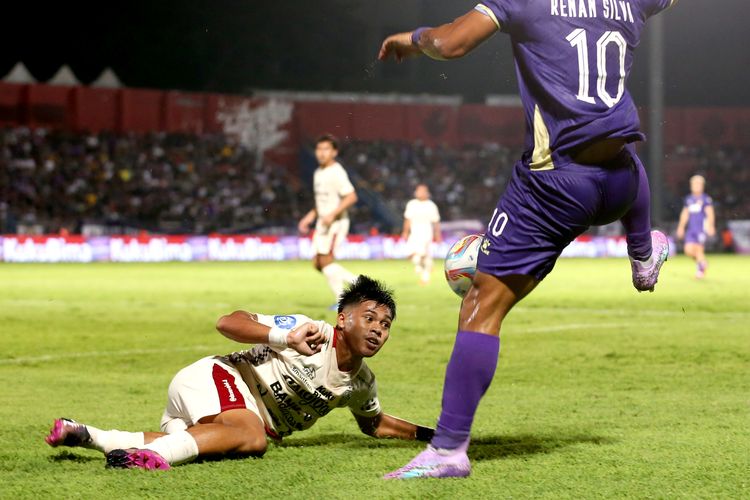 Pemain muda Bali United Rahmat Arjuna saat laga pekan ke-24 Liga 1 2023-2024 melawan Persik Kediri yang berakhir dengan skor 1-0 di Stadion Brawijaya Kediri, Jawa Timur, Senin (5/2/2024) malam.