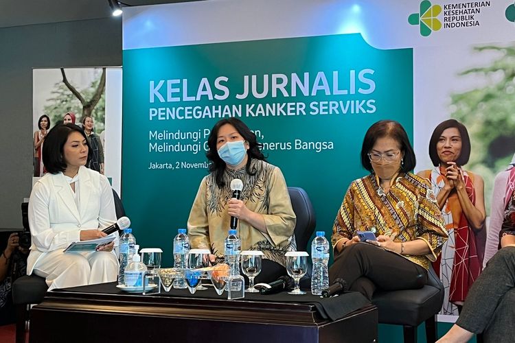 Dr. Cindy Rani Wirasti, Sp.O.G selaku Dokter Spesialis Kandungan dan Ginekologi saat memberikan pemaparan materi seputar virus dari kanker serviks 