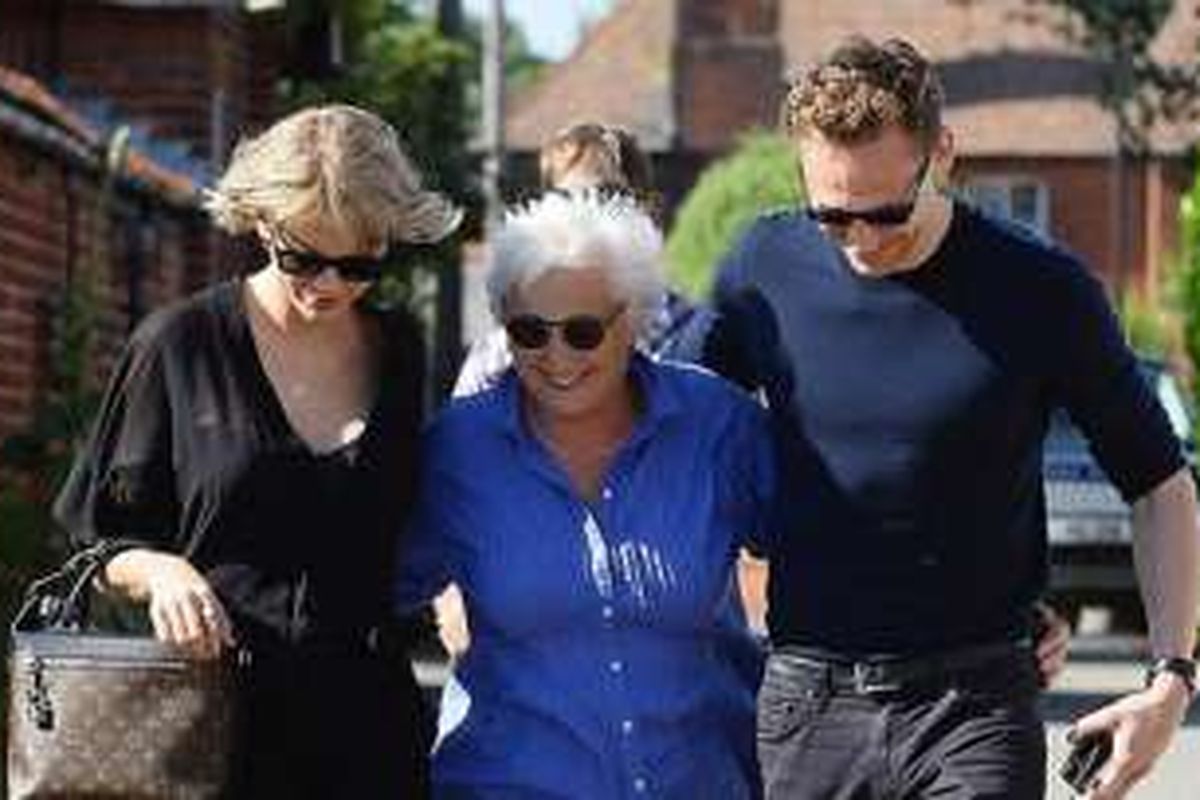 Taylor Swift tampak akrab bersama ibunda Tom Hiddleston, Diana.