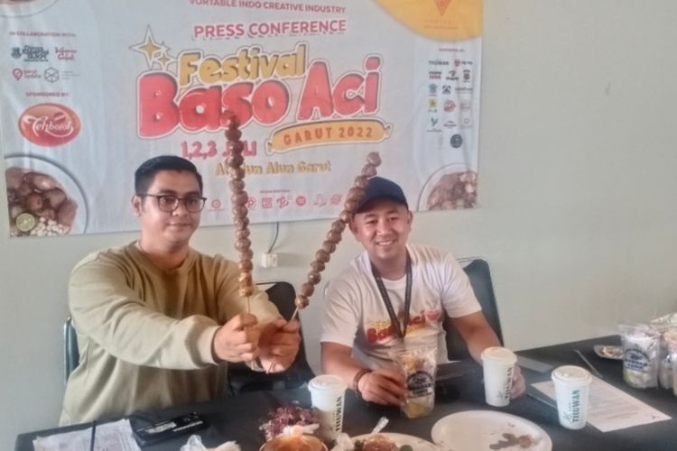 Bobby Firdaus (memegang sate baso), dan Dani Omar Dien saat konferensi pers Festival Baso Aci Garut, Selasa (28/06/2022)