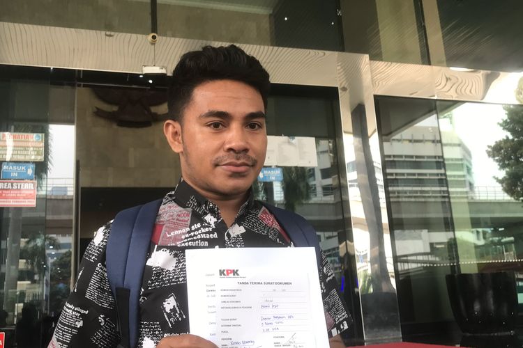 Alumni Akademi Jurnalistik Lawan Korupsi (AJLK) 2020 Korneles Materay melaporkan Ketua Komisi Pemberantasan Korupsi (KPK) Firli Bahuri atas dugaan pelanggaran Kode Etik dan Pedoman Perilaku ke Dewan Pengawas (Dewas) KPK, Rabu (9/3/2022). Adapun laporan ini berangkat dari peristiwa pemberian penghargaan kepada istri Firli, Ardina Safitri sebagai pencipta himne KPK.