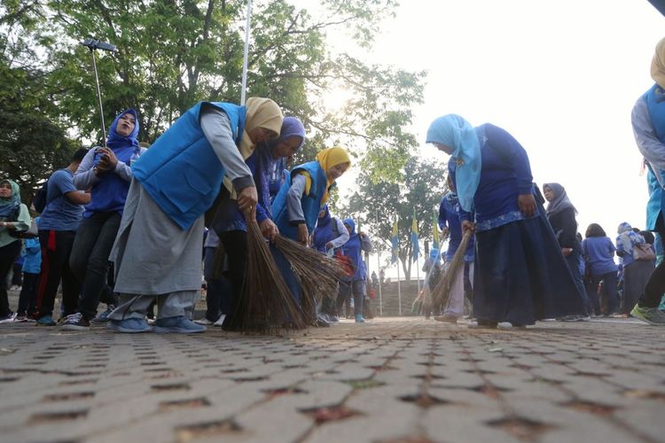 Pemkot Bandung menggelar bersih-bersih seluruh Kota Bandung untuk menyambut HUT ke-209 Kota Bandung, Minggu (16/9/2019).
