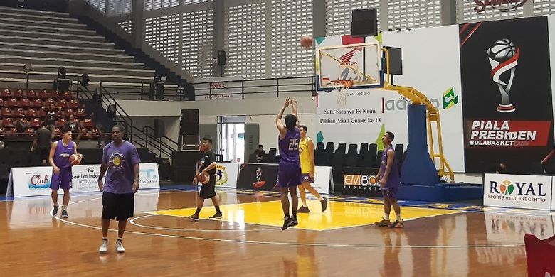 Amartha Hangtuah saat menjalani sesi latihan menjelang Piala Presiden Bola Basket 2019 di GOR Sritex Arena pada Selasa (19/11/2019)