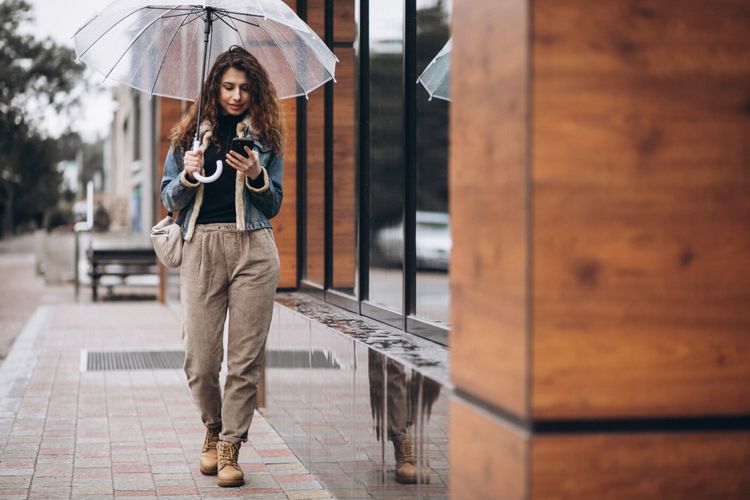 Tetap tampil keren saat langit mendung. Ini inspirasi outfit musim hujan yang nyaman, praktis, dan tetap stylish untuk menemani aktivitasmu seharian.