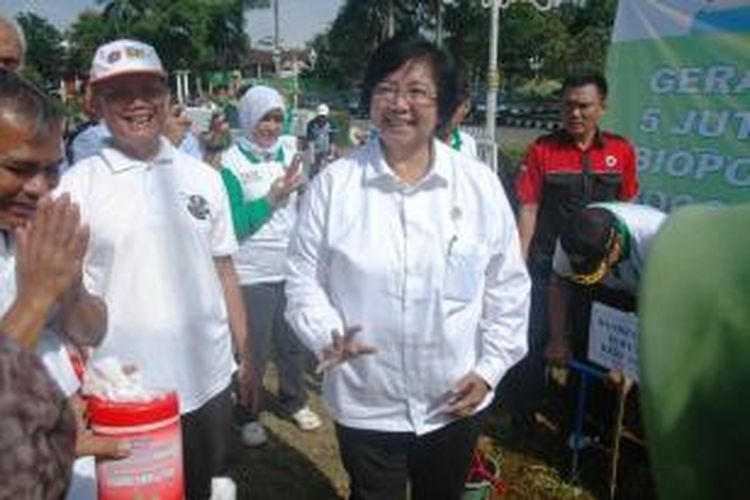 Menteri Lingkungan Hidup dan Kehutanan, Siti Nurbaya Bakar, saat menghadiri kegiatan Gerakan Lima Juta Lubang Biopori, di Lapangan Tegar Beriman, Cibinong, Kabupaten Bogor, Rabu (22/4/2015). K97-14
