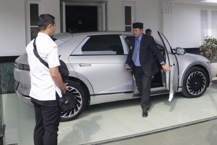 JAJAL--Wali Kota Madiun, Maidi keluar dari mobil listrik usai menjajal kendaraan dinas barunya di Balai Kota Madiun, Rabu (7/6/2023).