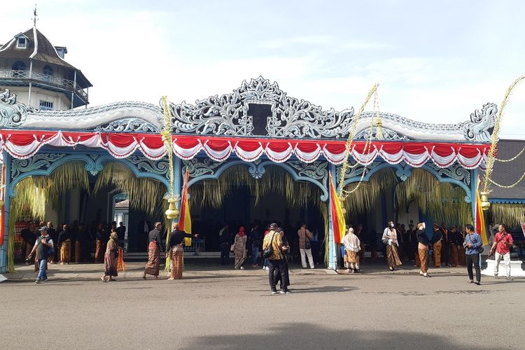 Suasana tamu undangan Tingalan Dalem Jumenengan ke-19 SISKS Paku Buwono (PB) XIII Tahun 2023 mulai berdatangan di halaman Keraton Kasunanan Surakarta atau Keraton Solo, Jawa Tengah, Kamis (16/2/2023).
