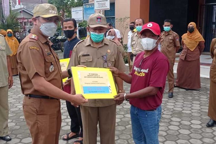 Dasrul, Ketua RT yang raih penghargaan dari Camat Lubuk Begalung, Padang, Heriza Syafani, Senin (9/8/2021)