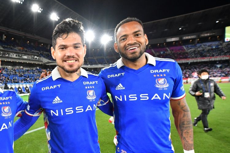 Leo Ceara (kiri) bersama Anderson Lopes (kanan) mengenakan kostum kebanggaan Yokohama F Marinos ketika tampil pada J1 League, kasta tertinggi Liga Jepang, musim 2022.