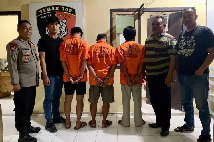 Ketiga pelaku perjudian togel online yang ditangkap aparat Polsek Gading Rejo, Senin (15/5/2023).