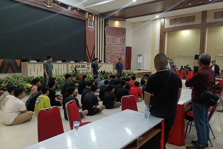 TNI Tangkap 40 Pelaku Penipuan Berbasis Online di Sulsel, 37 Dibebaskan Polisi