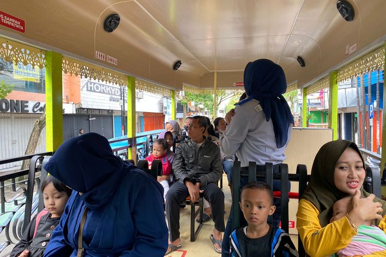 Bagian dalam bus Malang City Tour atau bus Macito yang sedang keliling Kota Malang.
