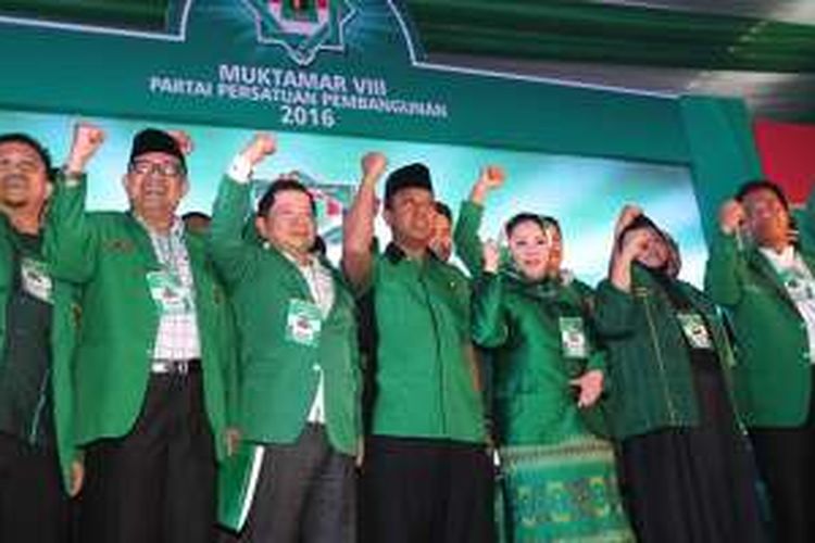 Ketua Umum DPP Partai Persatuan Pembangunan (PPP) terpilih, Romahurmuziy, berfoto bersama saat Muktamar VIII PPP, di Jakarta, Sabtu (9/4/2016). Romahurmuziy terpilih secara aklamasi melalui musyawarah mufakat menjadi ketua umum PPP periode 2016-2020.