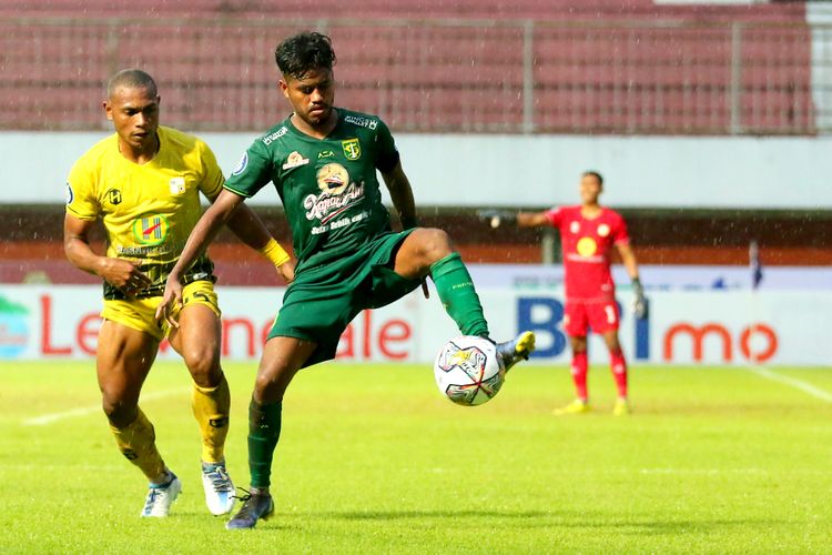 Pemain Persebaya Surabaya Alwi Slamat dijaga ketat pemain Barito Putera saat pertandingan pekan ke-12 Liga 1 2022-2023 yang berakhir dengan skor 3-2 di Stadion Maguwoharjo Sleman, Selasa (6/12/2022) sore.