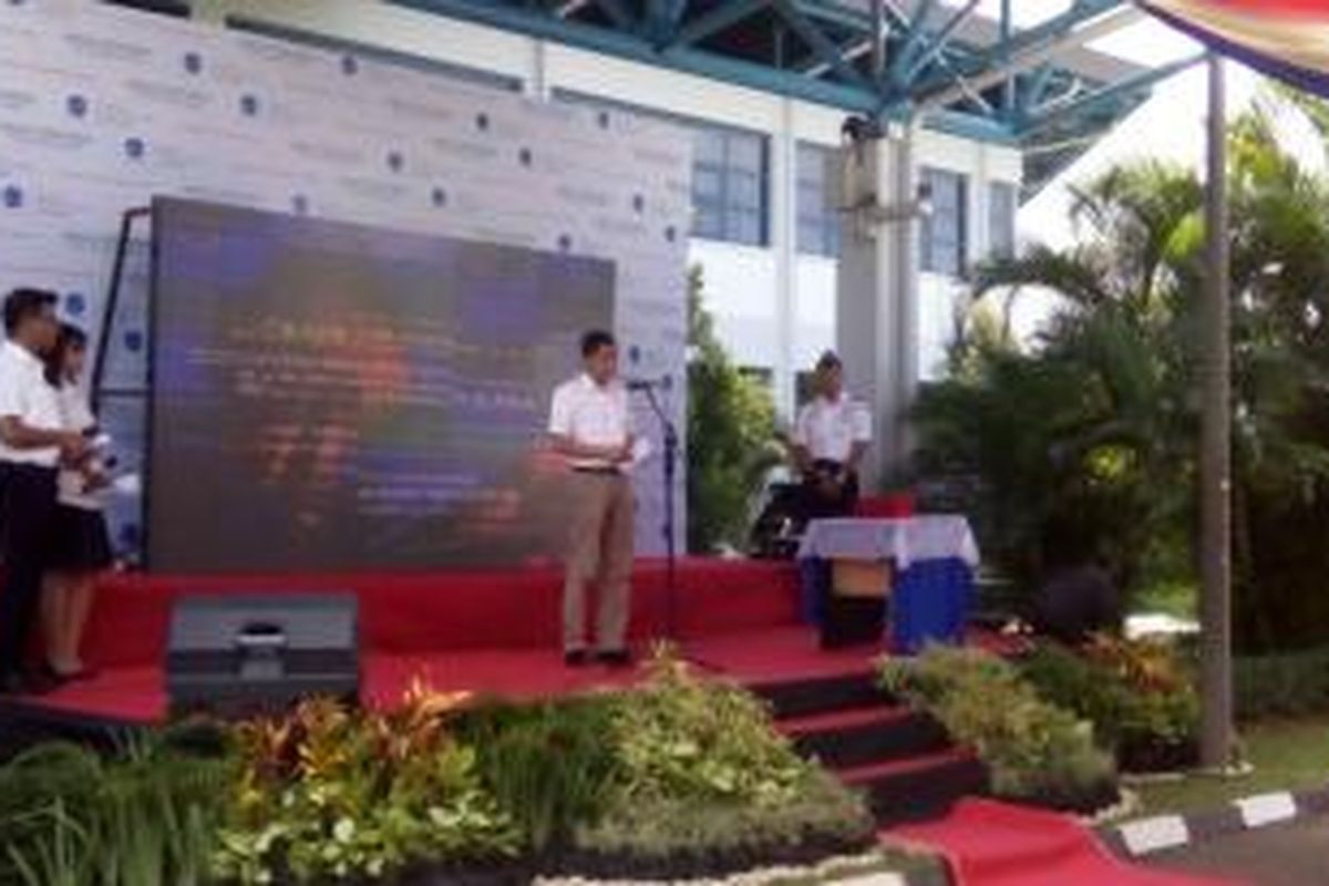 Menhub Ignasius Jonan resmikan Air Traffic Control System Top Sky, di Makassar Air Traffic Service Center (MATSC), Makassar, Sabtu (16/1/2016). Sistem baru ini sama dengan teknologi navigasi yang digunakan di Singapura, Thailand, Australia, Brunei Darussalam, Filipina, dan India.