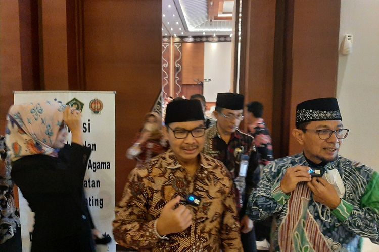 Kepala Badan Kependudukan dan Keluarga Berencana Nasional (BKKBN) Hasto Wardoyo saat menemui wartawan usai acara sosialisasi dan pembekalan bagi para penyuluh agama dalam percepatan penurunan stunting di DI Yogyakarta yang digelar di Rich Hotel, Rabu (30/11/2022).